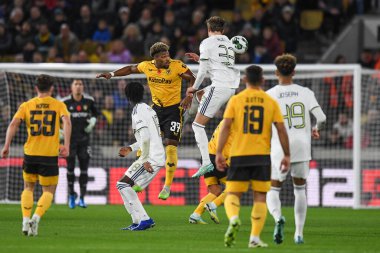 Wolverhampton Wanderers 'dan Adama Traor # 37 ve Leeds United' tan Leo Fuhr Hjelde # 33 Carabao Cup maçında Wolverhampton Wanderers - Leeds United - Molineux, Wolverhampton, Birleşik Krallık, 9 Kasım 2022