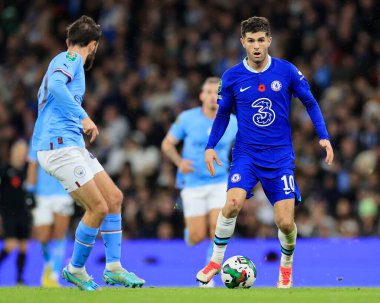 Chelsea 'li Christian Pulisiç 9 Kasım 202 tarihinde Etihad Stadyumu' nda oynanan Carabao Kupası üçüncü tur karşılaşmasında topla koşuyor.