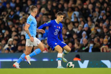 Chelsea 'li Kai Havertz # 29 numara, 9 Kasım 202 tarihinde Etihad Stadyumu' nda Manchester City ile Manchester City arasındaki Carabao Kupası üçüncü tur karşılaşmasında Manchester City 'li Kalvin Phillips # 4' ün izlediği topu kontrol ediyor.