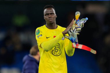 Chelsea 'den Edouard Mendy # 16 taraftarları, 9 Kasım 202' de Etihad Stadyumu 'nda oynanan Carabao Kupası üçüncü tur karşılaşmasında taraftarları alkışlıyor.