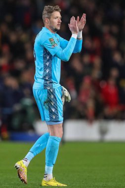 Nottingham Ormanı 'nın 13 numaralı Wayne Hennessey, 9 Kasım 202' de Nottingham City Ground, Nottingham 'da oynanan Carabao Kupası üçüncü tur karşılaşmasından sonra ev sahiplerini alkışlıyor.