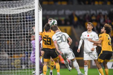 Wolverhampton Wanderers 'dan Joe Hodge 9 Kasım 202' de Wolverhampton Wanderers, Wolineux, Wolverhampton, Birleşik Krallık 'ta Leeds United' a karşı oynanan Carabao Cup maçında Joe Gelhardt # 30 Leeds United 'ın baskısı altında topu sürüyor.