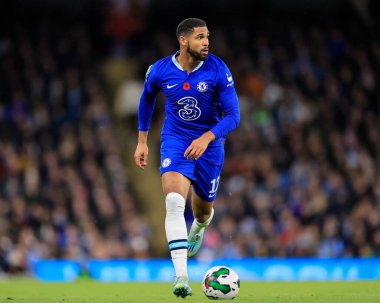 Chelsea 'li Ruben Loftus-Cheek # 12 numara, 9 Kasım 202' de Etihad Stadyumu 'nda oynanan Carabao Kupası üçüncü tur karşılaşmasında topu kontrol ediyor.