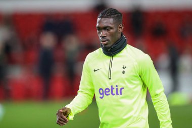 Tottenham Hotspur 'dan Yves Bissouma # 38 Carabao Kupası üçüncü tur karşılaşması öncesinde Nottingham Forest Tottenham Hotspur' a karşı 9 Kasım 202 'de Nottingham, İngiltere' de oynanan karşılaşmada ısındı.