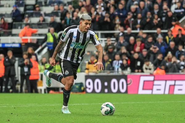 Bruno Guimares Newcastle United Missar Sitt Straff Efter Att Försökt — Stockfoto