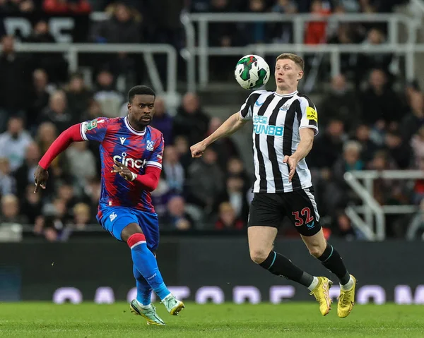 Elliot Anderson Του Newcastle United Ελέγχει Την Μπάλα Κατά Διάρκεια — Φωτογραφία Αρχείου