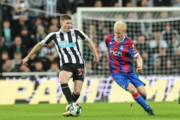 Elliot Anderson Van Newcastle United Houdt Hughes Van Crystal Palace — Stockfoto
