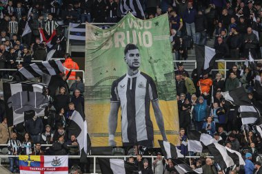 Newcastle taraftarları Newcastle United 'ın 39 numaralı Bruno Guimares bayrağını 9 Kasım 2022' de St. James 's Park, Newcastle, İngiltere' de oynanan Carabao Kupası üçüncü tur karşılaşmasında kaldırdılar.