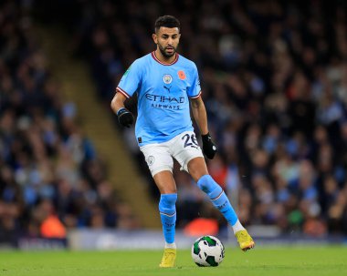 Manchester City 'den 26 numaralı Riyad Mahrez 9 Kasım 202' de Etihad Stadyumu 'nda oynanan Carabao Kupası üçüncü tur karşılaşmasında topu kontrol ediyor.