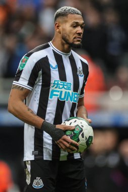 Newcastle United 'dan 7 numaralı Joelinton, 9 Kasım 202' de St. James 's Park, Newcastle, İngiltere' de oynanan Carabao Kupası üçüncü tur karşılaşmasında penaltısını alıyor.