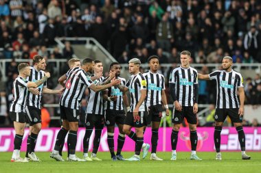 Newcastle Uniteds takımından 39 numaralı Bruno Guimares Guimares, 9 Kasım 2022 'de St. James' s Park, Newcastle 'da oynanan Carabao Kupası üçüncü tur karşılaşmasında penaltısını kaçırınca elini sıktı.