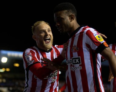 Sunderland 'dan Alex Pritchard # 21 Sunderland # 16 Sunderland' lı Amad Diallo 'yu, 11 Kasım 202' de Birmingham City - Sunderland maçı sırasında attığı gol için tebrik ediyor.