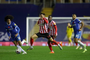 Sunderland 'dan Dan Neil # 24, Birmingham City' nin 11 Kasım 202 'de St Andrews, Birmingham' da oynanan Gökyüzü İddia Şampiyonası maçında Tahith Chong # 18 'e meydan okudu.