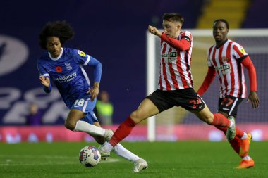 Sunderland 'dan Dan Neil # 24, Birmingham City' nin 11 Kasım 202 'de St Andrews, Birmingham' da oynanan Gökyüzü İddia Şampiyonası maçında Tahith Chong # 18 'e meydan okudu.