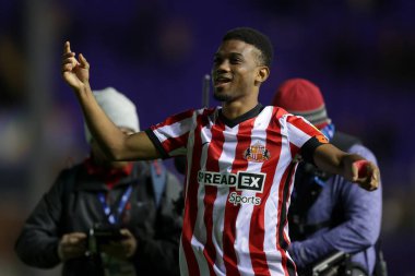 Sunderland 'ın 16 numaralı golcüsü Amad Diallo, Birmingham City' nin 11 Kasım 202 'de St Andrews, Birmingham, İngiltere' de Sunderland 'a karşı oynadığı Sky Bet Şampiyonası' ndaki son düdük düdüğünü kutluyor.