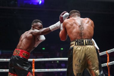 Thomas Essomba, 11 Kasım 202 'de Utilita Arena, Sheffield, İngiltere' de oynanan Sunny Edwards-Felix Alvarado davasında Marcel Braithwaite maçında sağ yumruk attı.