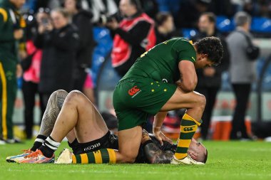 Avustralyalı Latrell Mitchell, 11 Kasım 202 'de Elland Road, Leeds, Birleşik Krallık' ta oynanan 2021 Dünya Rugby Ligi yarı final karşılaşmasında Yeni Zelandalı bir oyuncuyu teselli ediyor.