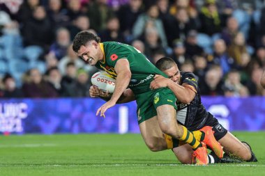 Avustralyalı Nathan Cleary, Yeni Zelandalı Isaiah Papali 'i, Rugby Ligi Dünya Kupası 2021 Yarı final karşılaşmasında Avustralya ile Yeni Zelanda arasında 11 Kasım 202' de oynanan Elland Road, Leeds, İngiltere karşılaşmasında yendi.