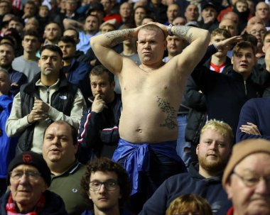 Sunderland taraftarları, Birmingham City 'nin 11 Kasım 202' de St Andrews, Birmingham 'da Sunderland' a karşı oynadığı Gökyüzü İddia Şampiyonası maçında eklenen süre boyunca endişeli görünüyorlar.