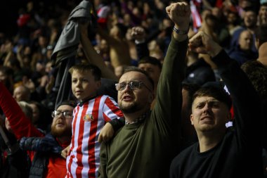 Sunderland taraftarları, 11 Kasım 202 'de Birmingham City ve Sunderland maçında İngiltere' nin başkenti Birmingham 'da oynanan Sky Bet Şampiyonası final düdüğüyle zaferlerini kutluyorlar.