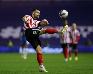 Sunderland 'dan Bailey Wright 11 Kasım 202' de Birmingham City 'nin St Andrews, Birmingham' da Sunderland 'a karşı oynadığı Gökyüzü İddia Şampiyonası maçında topu açık bir şekilde yakalıyor.