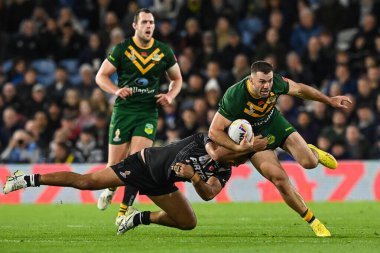 Avustralyalı James Tedesco, Rugby Ligi Dünya Kupası 2021 yarı final karşılaşmasında Yeni Zelanda ile Elland Road, Leeds, Birleşik Krallık, 11 Kasım 202 'de oynanan karşılaşmada Yeni Zelandalı Peta Hiku' ya yenildi.