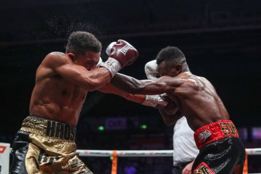 Thomas Essomba, 11 Kasım 202 'de Utilita Arena, Sheffield, İngiltere' de oynanan Sunny Edwards-Felix Alvarado davasında Marcel Braithwaite maçında sağ yumruk attı.