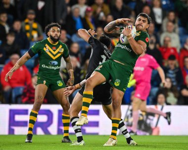 Avustralyalı Latrell Mitchell, 11 Kasım 202 'de İngiltere' nin Leeds kentindeki Elland Road 'da oynanan 2021 Dünya Rugby Ligi yarı final karşılaşmasında yüksek topu aldı.