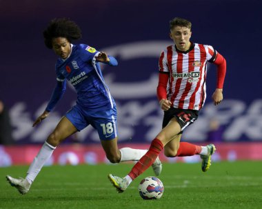 Sunderland 'dan Dan Neil # 24, Birmingham City' nin 11 Kasım 202 'de St Andrews, Birmingham' da oynanan Gökyüzü İddia Şampiyonası maçında Tahith Chong # 18 'e meydan okudu.