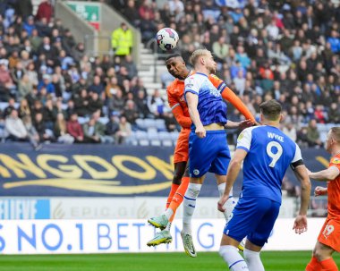 Blackpool 'dan Marvin Ekpiteta # 21, 12 Kasım 202' de Wigan, İngiltere 'deki Wigan Stadyumu' nda Wigan Atletizm Şampiyonası 'nda oynanan Wigan Atletizm Şampiyonası maçında Wigan Atletizm # 5' li Jack Whatmough ile kafa kafaya yarışacak.