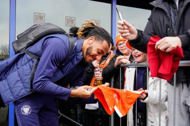 Blackpool 'un 23 numaralı oyuncusu Dominic Thompson 12 Kasım 202' de İngiltere 'nin Wigan şehrinde oynanan Wigan Atletizm ve Blackpool maçından önce bir taraftar için imza ve imza topladı.