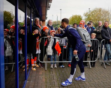 Blackpool 9 numaralı Jerry Yates, 12 Kasım 202 'de İngiltere' nin Wigan Stadyumu 'ndaki Wigan Atletizm ve Blackpool maçından önce stadyuma gelen genç taraftarlara beşlik çakıyor.