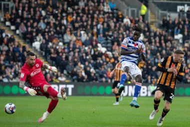 Reading 'den Dekan Bouzanis # 21 topu tamamen kaçırıyor ve 12 Kasım 202' de MKM Stadyumu 'nda Hull City vs Reading maçında Hull için hücum açıyor.