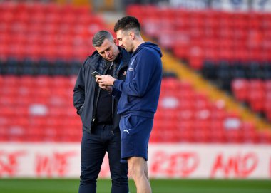 Plymouth Argyle teknik direktörü Steven Schumacher ve Plymouth Argyle (9), Gelder Group Sincil Bank Stadyumu, Lincoln, Birleşik Krallık 'ta oynanan 1.