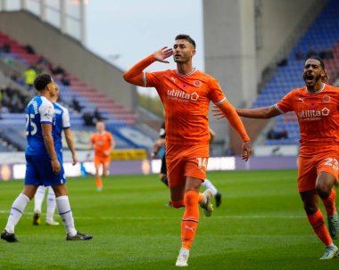 Blackpool 'dan Gary Madine, 12 Kasım 202' de Wigan Athletic 'e karşı Blackpool' da oynanan Sky Bet Şampiyonası maçında 1-0 'lık bir gol atmayı kutluyor.