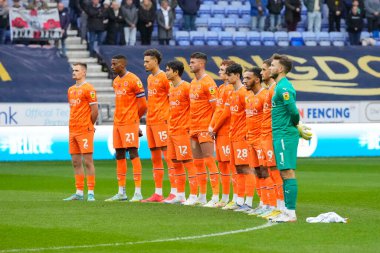 Blackpool oyuncuları 12 Kasım 202 'de İngiltere' nin Wigan Stadyumu 'nda oynanan Wigan Atletizm ve Blackpool maçında bir dakikalık saygı duruşunda bulunuyorlar.