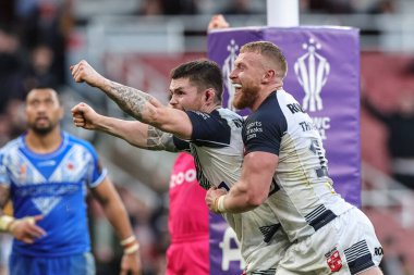 İngiltere 'den John Bateman, 12 Kasım 202' de Londra 'daki Emirates Stadyumu' nda oynanan 2021 Dünya Rugby Ligi Yarı final karşılaşmasında denemelerini kutluyor.