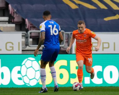 Blackpool 'dan 19 numaralı Shayne Lavery 12 Kasım 202' de Wigan Atletizm Şampiyonası 'nda Wigan Athletic' e karşı Blackpool 'da Curtis Tilt # 16' da koşuyor.