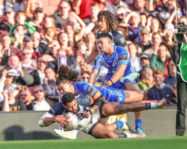 İngiltere 'den Kallum Watkins atağa kalkıyor ancak Rugby Ligi Dünya Kupası 2021 yarı final maçı sırasında İngiltere - Samoa Emirates Stadyumu, Londra, Birleşik Krallık' ta 12 Kasım 202 tarihinde oynanan video yargıcı denemesine izin verilmiyor.