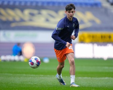 Blackpool 'dan Charlie Patino, 12 Kasım 202' de Wigan-Blackpool Stadyumu 'nda oynanan Wigan Atletizm Şampiyonası karşılaşmasından önce ısınıyor.