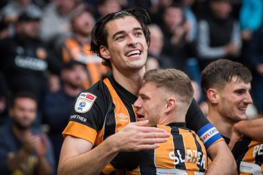 Hull City 'den Jacob Greaves takım arkadaşlarıyla yaptığı golü kutluyor ve 12 Kasım 202' de MKM Stadyumu 'nda oynanan Sky Bet Şampiyonası maçında skor 1-0' a ulaştı.