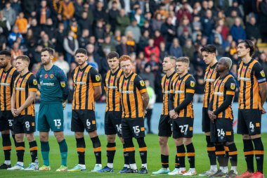 Hull City takımı, 12 Kasım 202 'de MKM Stadyumu' nda Hull City 'ye karşı oynanan Sky Bet Şampiyonası maçı öncesinde bir dakikalık saygı duruşunda bulunuyor.