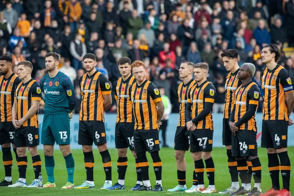 Hull City takımı, 12 Kasım 202 'de MKM Stadyumu' nda Hull City 'ye karşı oynanan Sky Bet Şampiyonası maçı öncesinde bir dakikalık saygı duruşunda bulunuyor.