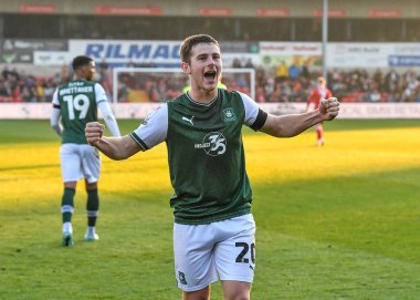 GoAL Plymouth Argyle orta saha oyuncusu Adam Randell (20), 12 Kasım 202 tarihinde Gelder Group Sincil Bank Stadyumu 'nda oynanan ve Lincoln City' nin Plymouth Argyle 'a karşı oynadığı Sky Bet 1 maçında 0-1 kazanma golünü kutluyor.