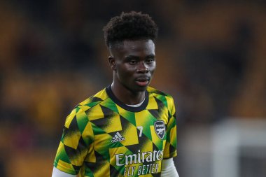 Bukayo Saka # 7 numaralı Arsenal Premier Lig maçı öncesinde Molineux, Wolverhampton, Birleşik Krallık 'ta oynanan Wolverhampton Wanderers-Arsenal maçında ısındı.