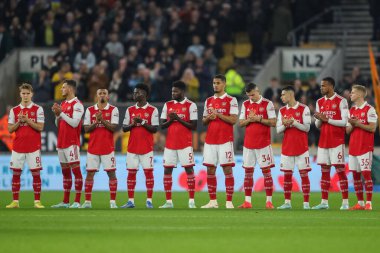 Arsenal oyuncuları, Premier Lig maçında kaybedilen askerlerin anısına Molineux, Wolverhampton, Birleşik Krallık 'ta Wolverhampton Wanderers - Arsenal maçında bir dakikalık saygı duruşuna katılıyor.