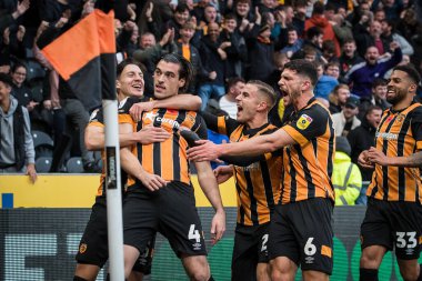Hull City 'den Jacob Greaves takım arkadaşlarıyla yaptığı golü kutluyor ve 12 Kasım 202' de MKM Stadyumu 'nda oynanan Sky Bet Şampiyonası maçında skor 1-0' a ulaştı.