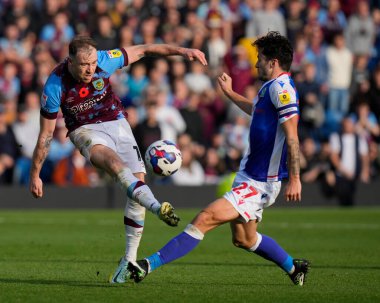 Blackburn Rovers 'dan Lewis Travis # 27 numara Burnley # 10 of Burnley ile 13 Kasım 202' de Burnley - Blackburn Rovers maçında top için yarışıyor.