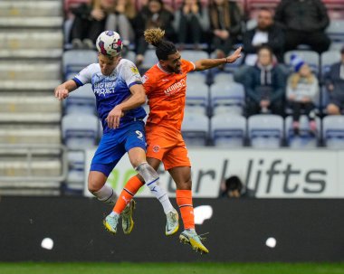 Blackpool 'dan Dominic Thompson # 23, Wigan Atletizm Şampiyonası' nda Wigan Atletizm Şampiyonası 'nda Charlie Wyke # 9 ile Wigan Stadyumu, 12 Kasım 202' de Wigan, Wigan 'da Blackpool' a karşı oynanan karşılaşma için yarışıyor.