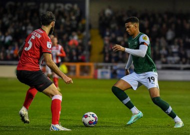 Plymouth Argyle forvet Morgan Whittaker (19) ve Lincoln City - Plymouth Argyle maçında Lincoln City - Gelder Group Sincil Bank Stadyumu, Lincoln, İngiltere, 12 Kasım 'da oynanan karşılaşmada Lincoln City defans oyuncusu Adam Jackson' ı geçti.